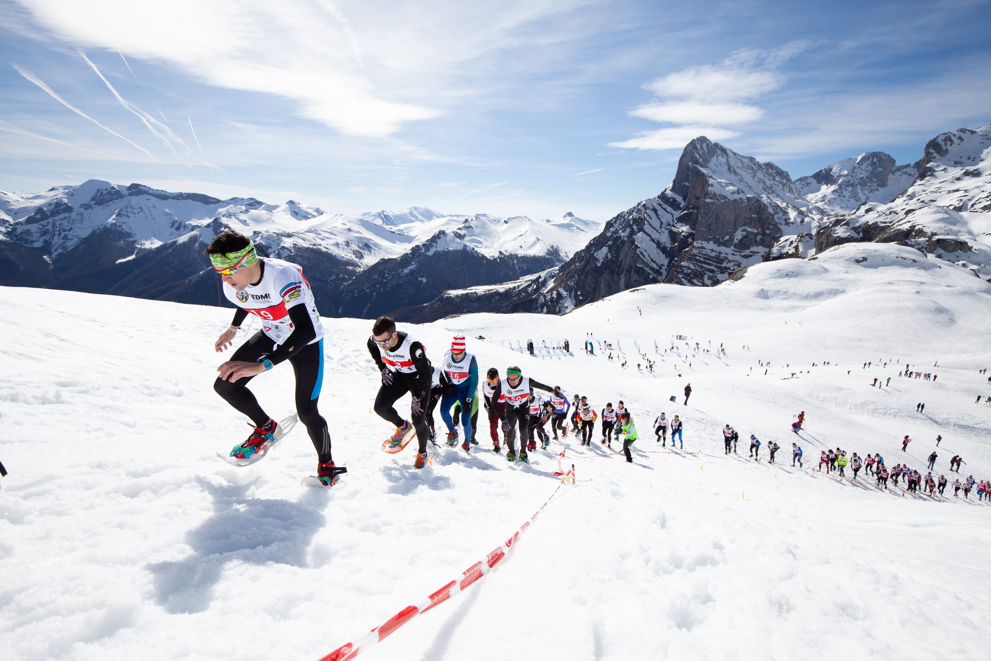 Cabeza de carrera del World Picos Snowrun con los Picos de Europa al fondo